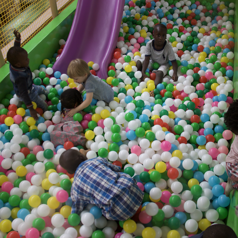 CAC SENEGAL  Parc de jeux avec des boules pour enfants