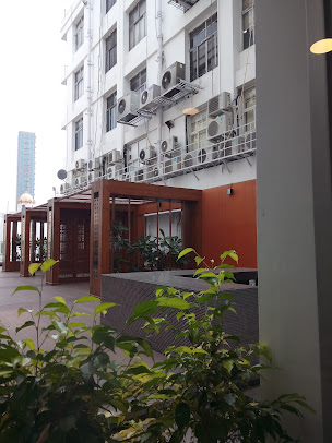 Af1qipm95r5eslkgt Eca3c8as2iwkocvhalvexhlfvg=s406 K No