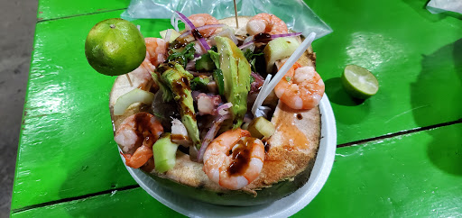 Mariscos y cocos preparados - Thumbnail