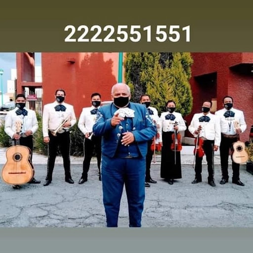MARIACHI ESTRELLAS DE MÉXICO CON EL OSITO POLAR CARLOS HUGO