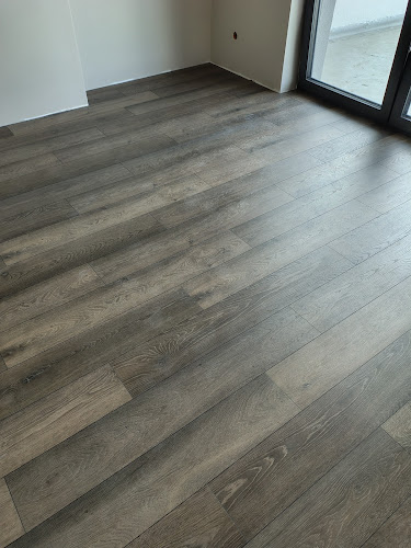 Podłogi 77 Tomasz Pocałujko Sprzedaż i montaż paneli winylowych wykładzin dywanowych i pcv do biur sklepów szpitali i szkół - Firma budowlana