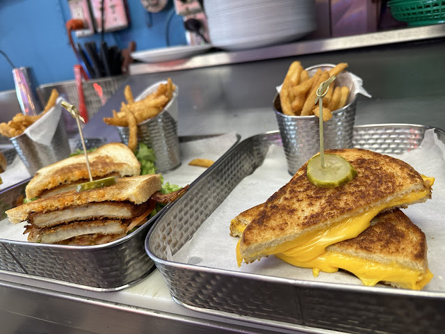 Peggy Sue's Maui by null