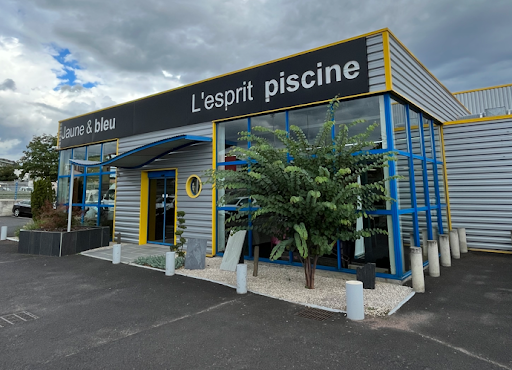 Photo de Jaune & Bleu / l'esprit piscine à Saint-Julien-de-Coppel (63160)