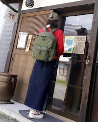 USED & VINTAGE CLOTHING STORE OVERLOCK