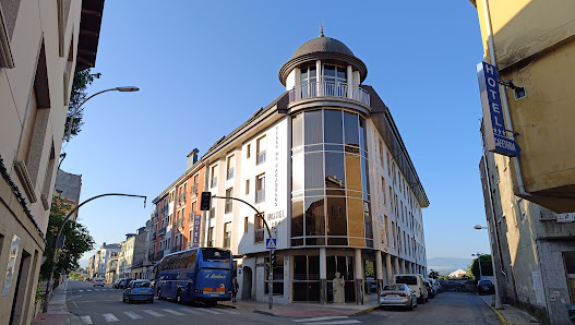 Hotel Villa de Cacabelos Av. Constitución, 12, 24540 Cacabelos, León, España