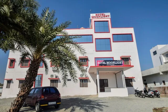 OYO 27626 Hotel Moonlight
