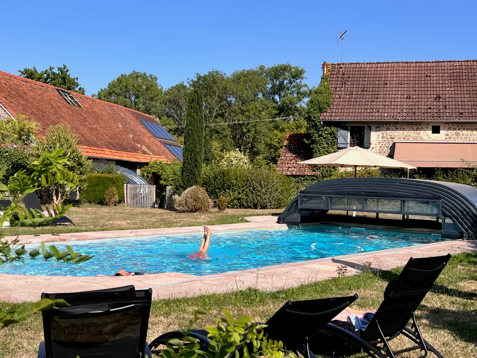 Domaine de Louveraude Gîtes avec piscine et tennis privés en Creuse