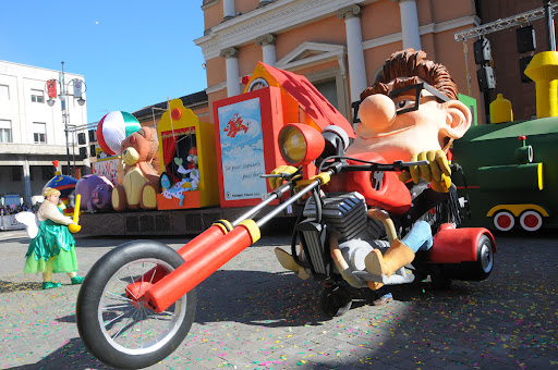 "il motociclista". Opera del Carnevale, società "Mazzagatti". MCP - Metropolitana Culturale Persicetana Logo