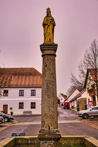Brunnen mit Mariensäule