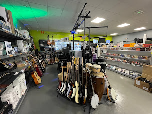 Photo n°4 de Cash Express Magasin d'occasions Multimédia, Image et Son, Téléphonie, Bijoux, Achat d'or à Tourlaville (Magasin de jeux vidéo)