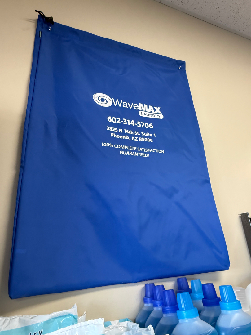 WaveMAX Laundry Phoenix, AZ storefront and entrance in Phoenix