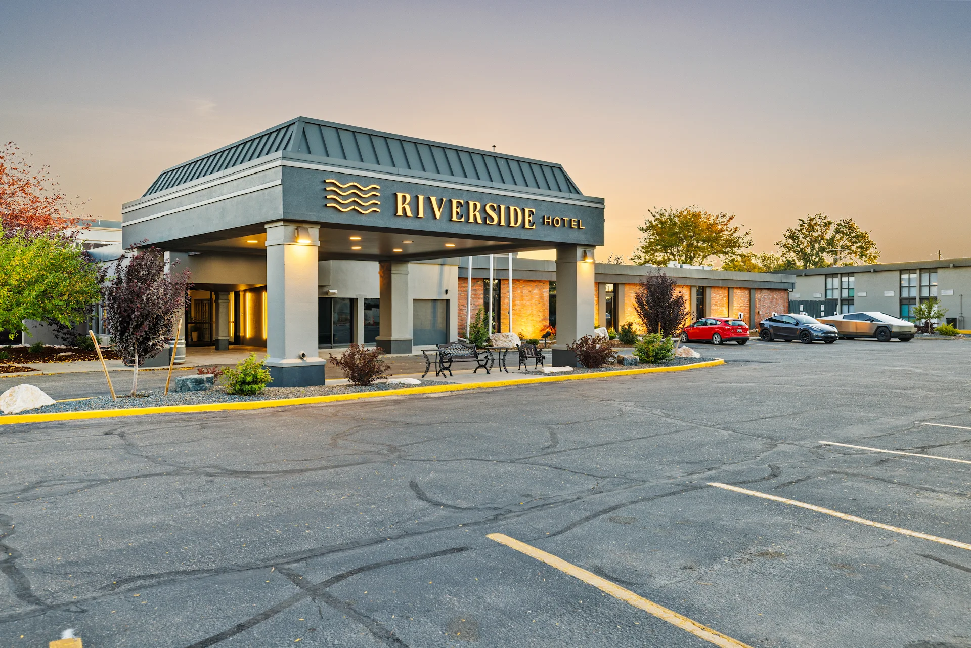 Riverside Hotel & Conference Center