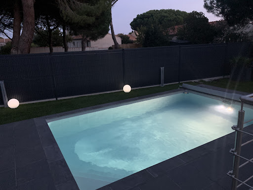 Les piscines, la main bleue