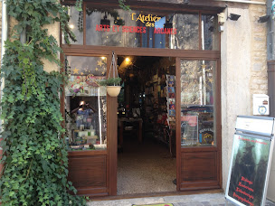 Photo n°30 de La Caverne aux Grimoires à Crémieu (Magasin d'accessoires de magie)