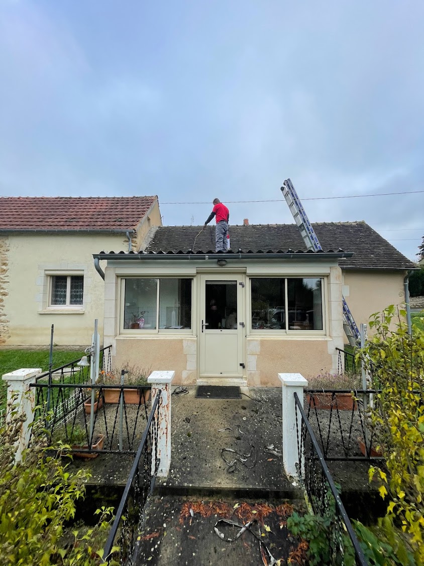 Couvreur Le Mans - D.Chasagrande: Nettoyage toiture - Étanchéité - fuites - traitement de charpente