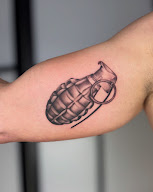 Encre Noire Tatouage à Montrabé