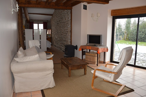 Photo de Gîte du Grand Bois : location vacances gîte rural avec piscine (Auvergne, Puy de Dôme) à Noirétable (42440)