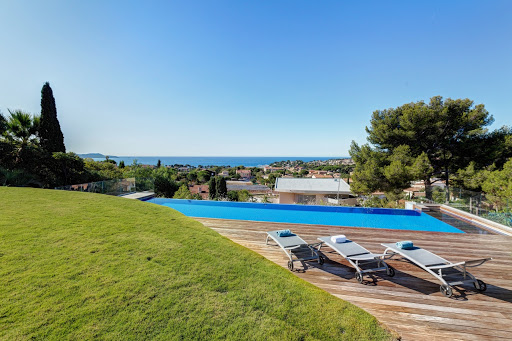 Photo de Regard-sur-mer: résidence vacances pour 8 personnes, piscine dans le Var, vue mer, proche de la plage, de Hyères