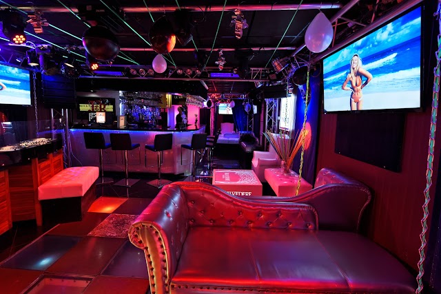 LE MUST CLUB