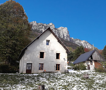 Le Rajon: location grand gîte rustique de groupes 15 personnes dans les Alpes 2870 Rte du Col de Marcieu, 38660 Plateau-des-Petites-Roches, France