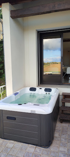 Photo de Les Petits Chais - 2 Gites Vignifiants - gîte insolite tonneau -Spa Jacuzzi piscine à Castelnau-de-Montmiral (81140)
