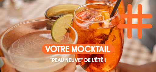 Buvez CECI pour protéger votre peau du soleil de l'intérieur ! 🍹✨

Les ingrédients (pour 1 litre) :
🍓 5-6 fraises (pour la vitamine C)
🍋 1/2 citron jaune (pour la détox)
🌿 Quelques feuilles de menthe fraîche (pour la digestion)
💦 De l'eau minérale et beaucoup de glaçons !

La préparation :
1️⃣ Coupez les fruits en fines rondelles.
2️⃣ Placez-les dans une carafe avec la menthe.
3️⃣ Laissez infuser au frais pendant au moins 2 heures (ou toute la nuit).

Le conseil d'expert : Les antioxydants des fruits protègent vos cellules du stress oxydatif causé par les UV. C’est le complément idéal de votre crème solaire !

👇 Alors, vous testez ce week-end ?