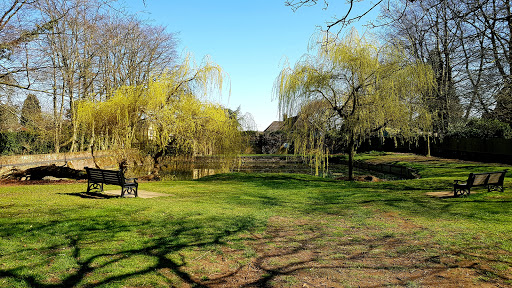 Toddington village pond and memorial garden - Thumbnail