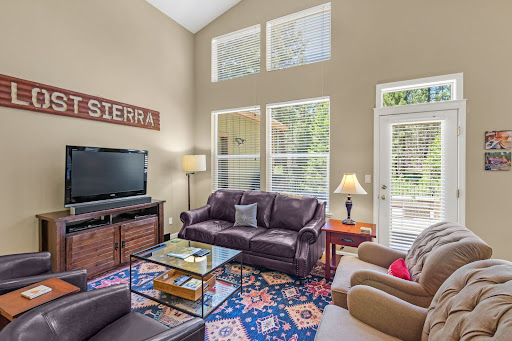 Plumas Pines VACATION HOMES & RENTALS Gallery - United States