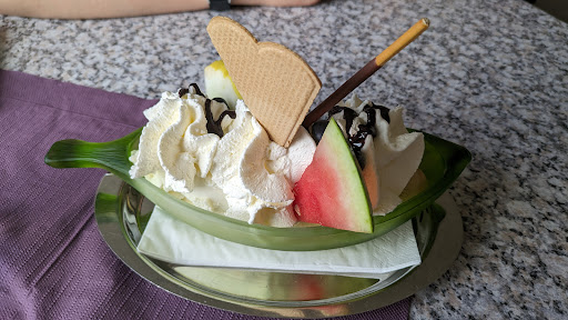Sandra Schubert Eiscafe Dienstag bis Freitag nur Straßenverkauf,Sonn und Feiertage mit Bedienung