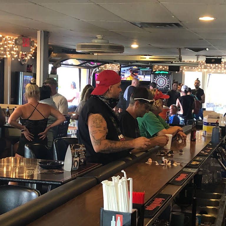 Whit's Inn Bar & Grill in Whiteland