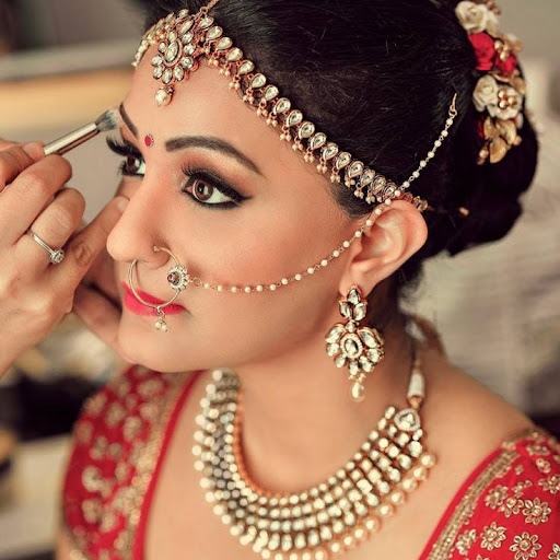 Looking for the best bridal makeup service in Ekta Nagar, Bareilly? Make your special day unforge… post image