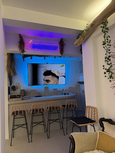 ERNEST'S BARBERSHOP - Κουρείο