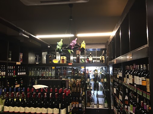 Shiraz Wine Shop, Author: Ang Ah Meng