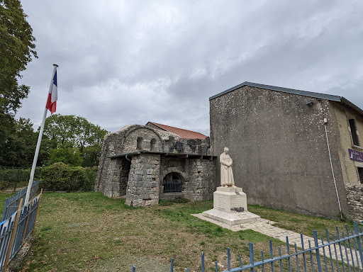 La maison des voûtes et le monument aux morts