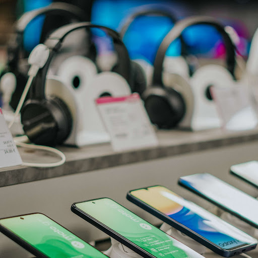 Et si cette année, vous changiez du traditionnel bouquet de fleurs pour exprimer votre amour ? Chez Pulsat Espace Mozac, nous avons des idées originales pour un cadeau qui sort de l'ordinaire : des casques audio pour partager vos musiques préférées, un robot de cuisine pour concocter vos plats favoris, un projecteur pour des soirées cinéma à deux ou encore des lampes connectées pour créer une ambiance unique. Offrez des cadeaux utiles et durables qui feront vraiment plaisir ! N'oubliez pas, la Saint-Valentin approche.