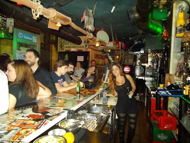 Urbano Comix 1º Bar tematico de Sevilla desde 1987 ,decorado como si fuera una calle ,no le falta un detalle acompañado del mejor rock