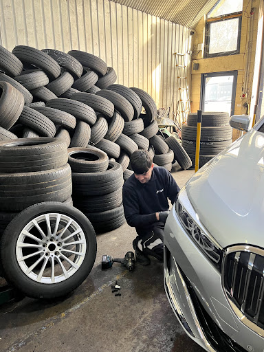 Universal Tyres - Visual