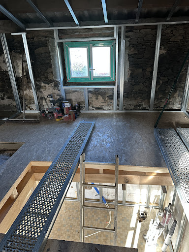 Un sol plat, ça paraît simple. Dans une maison...