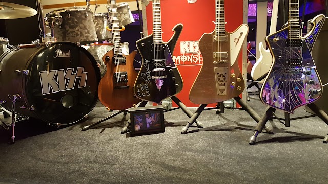 KISS by Monster Mini Golf