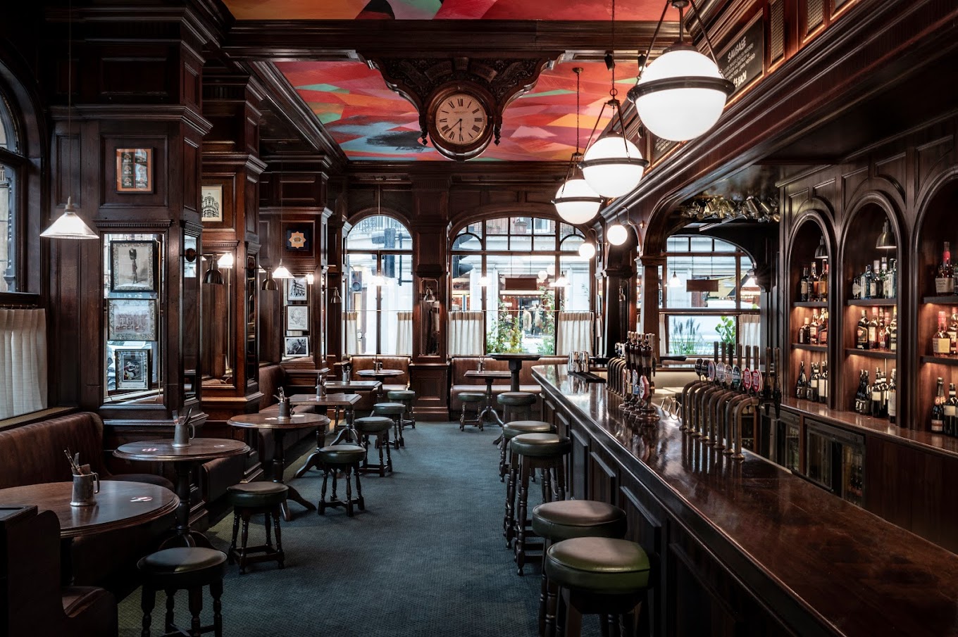 Guide to the best pubs in Mayfair worth checking out. Located in an affluent area in the Westend known for its high-end shopping, exclusive clubs, and luxurious restaurants. It's also home to a number of upscale pubs that cater to a discerning clientele.