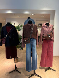 Photo n°20 de Maison 123 à Écully (Magasin de vêtements pour femmes)