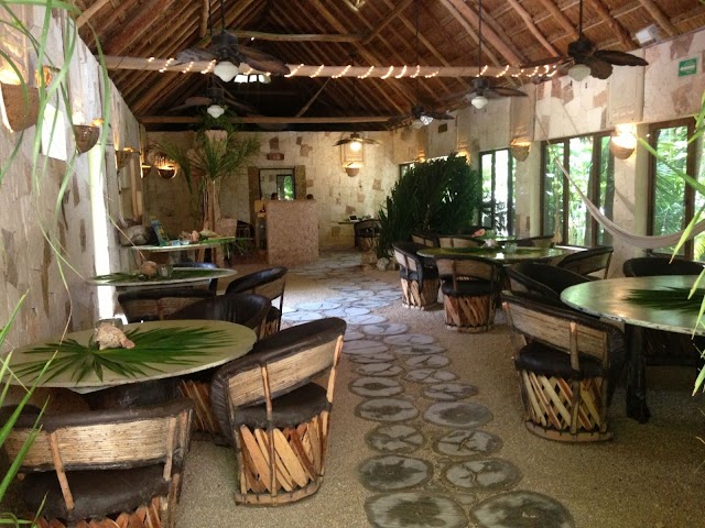 Oscar & Lalo Restaurant, Bar & Grill