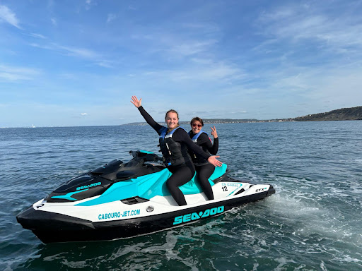 Photo de CABOURG JET - Scooter des mers, bouée tractée, flyboard à Cabourg (14390)
