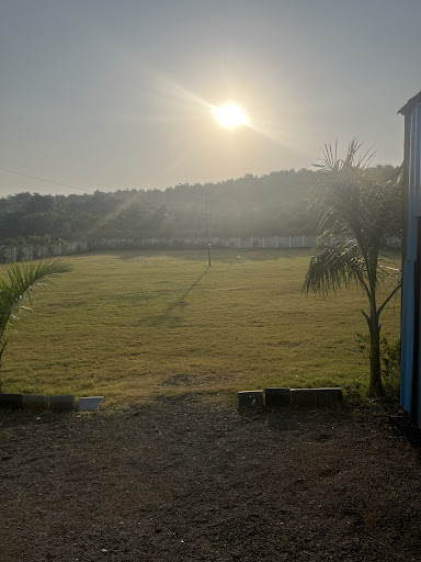 Suraj Ki Roshni: Subah ke suraj ki sunhari kiranen pure hara-bhara lawn (ghas ke maidan) par phai… post image