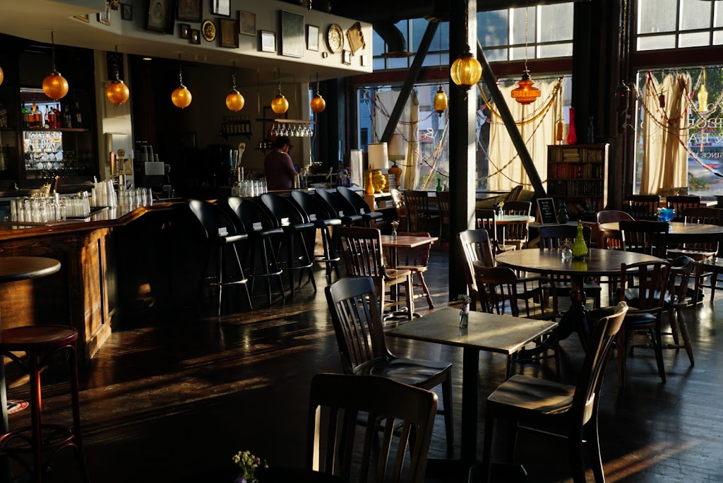 Mr. Mom's Cafe