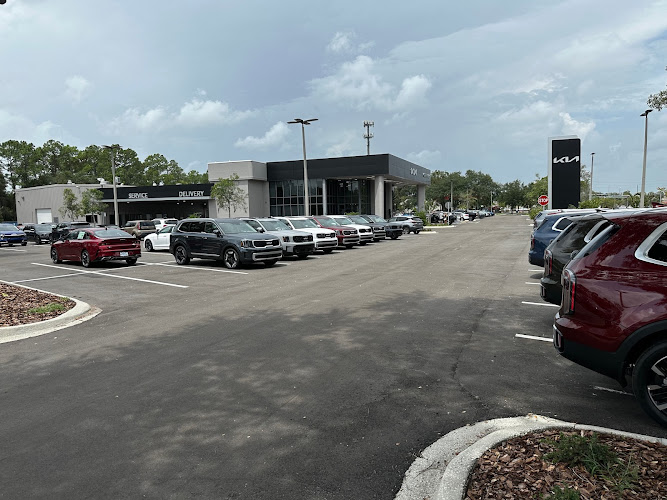 Greenway Kia at The Avenues