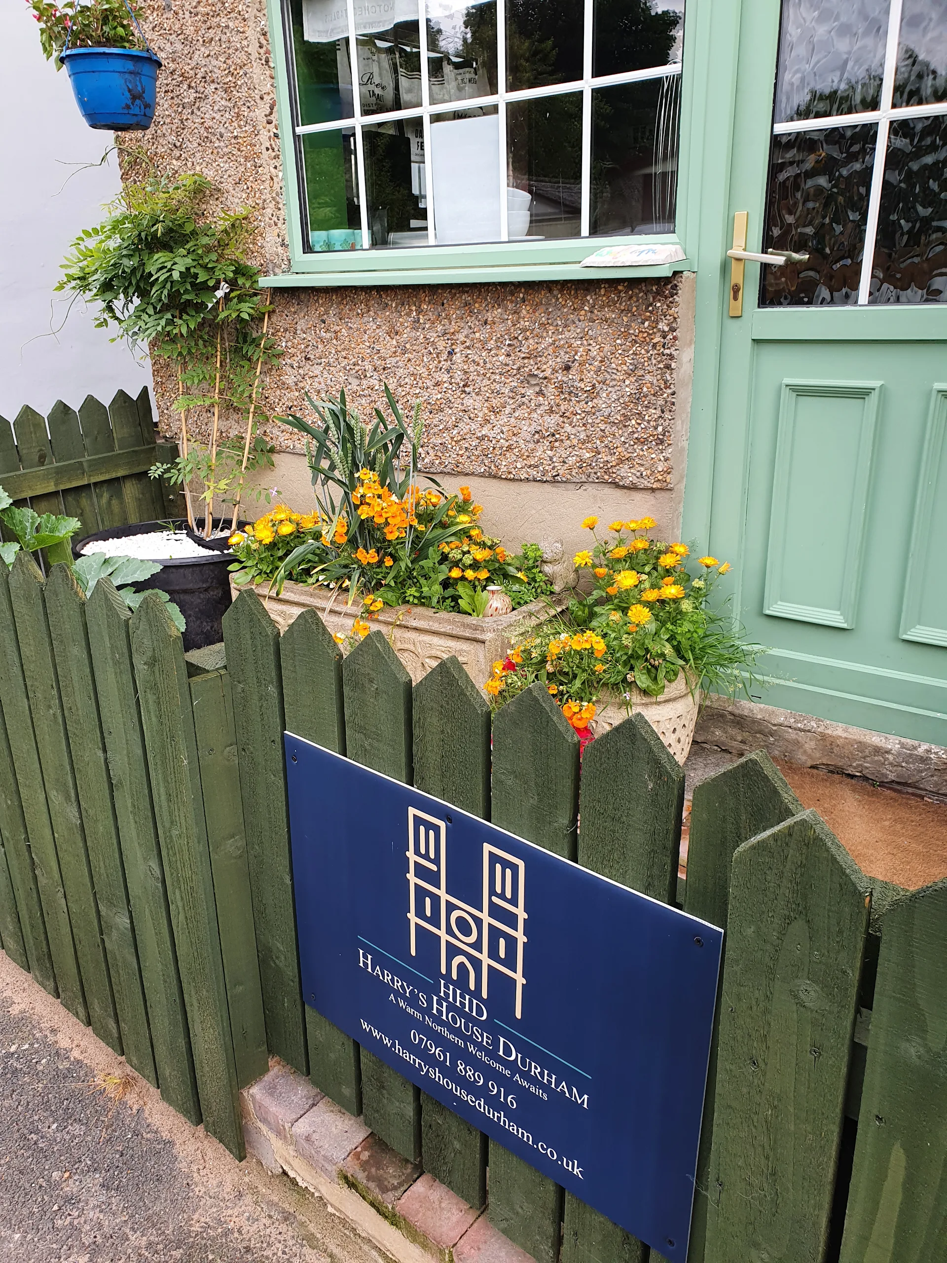 Harry's House Durham. Quirky and unique Pet friendly holidays with secret hot tub gardens.