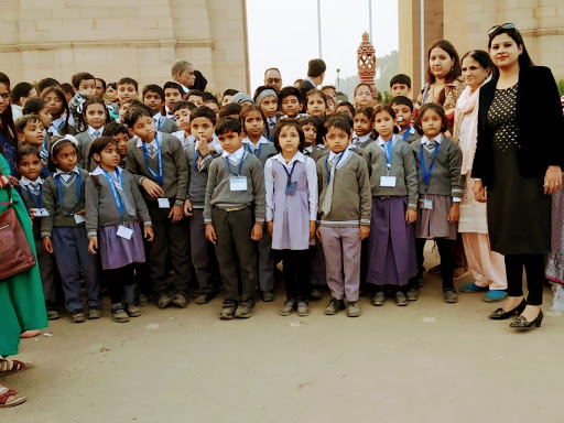 School Picnic 8 December 2018 Students at India Gate post image