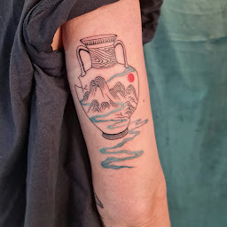 Photo n°4 de La sirène à deux têtes à Lyon (Salon de tatouage et piercing)