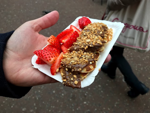 Poffertjes-stand-at-the-albert-cuypmarkt